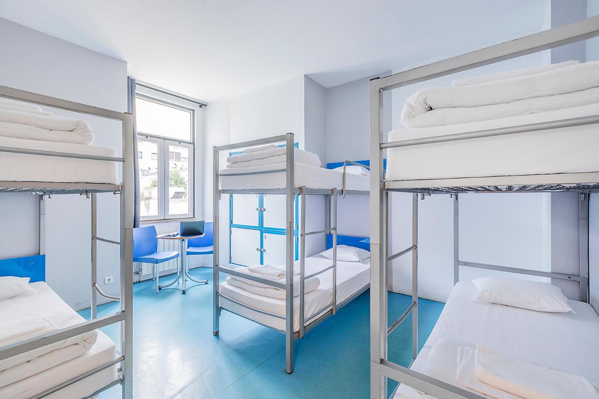 Cama en habitación compartida femenina de 6 camas