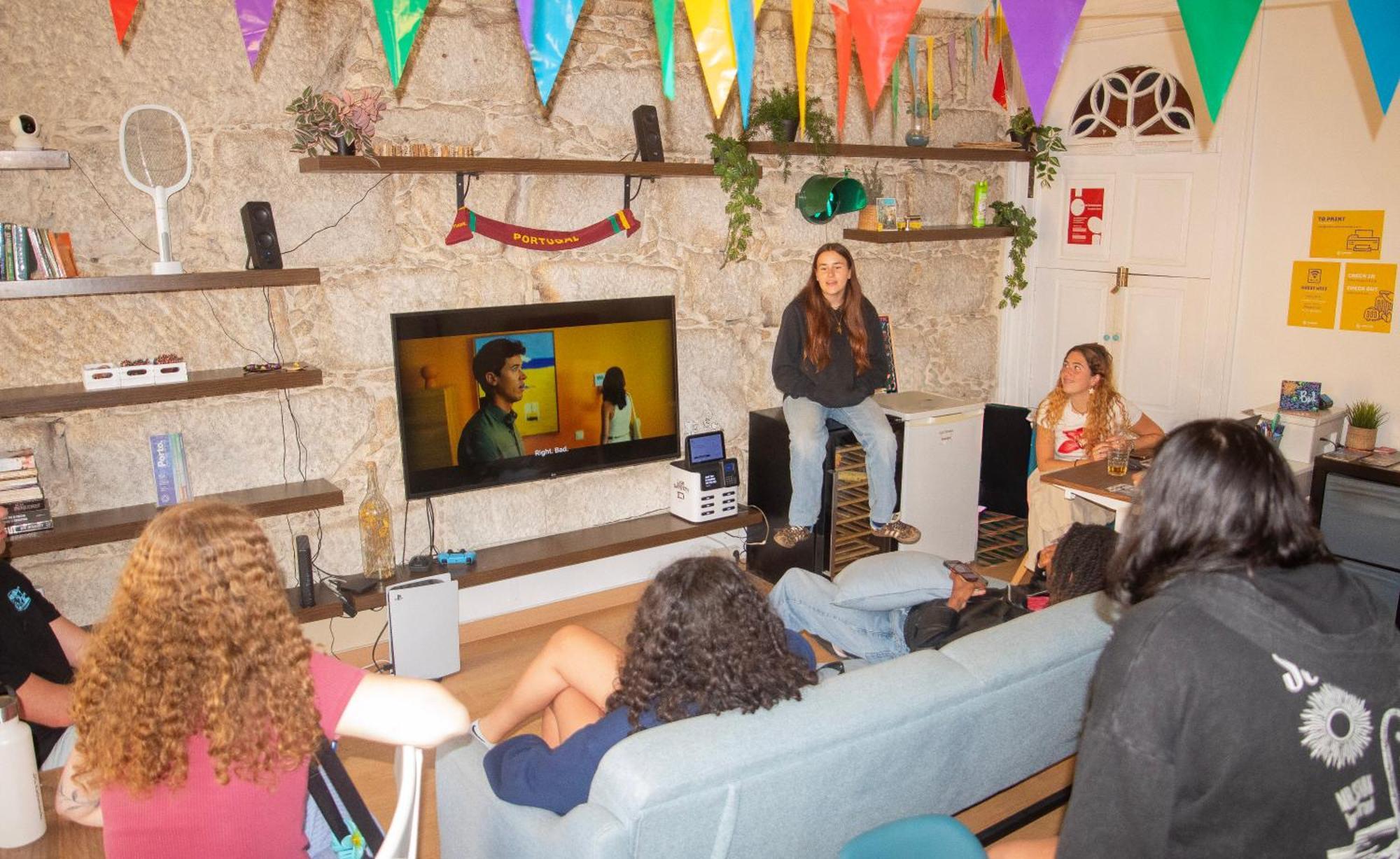 Cama em Dormitório Misto com 12 Camas