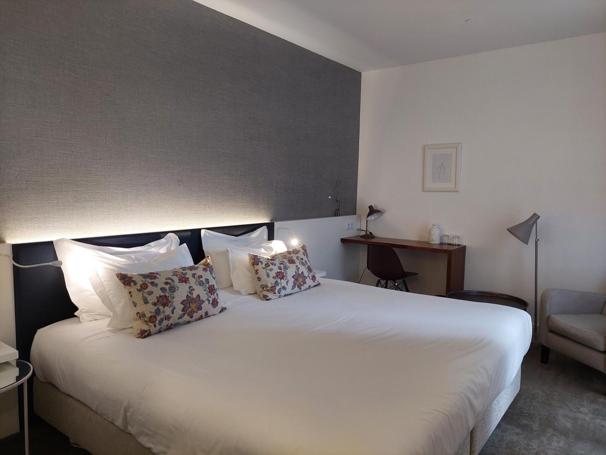Doppel-/Zweibettzimmer mit Blick zur Innenseite