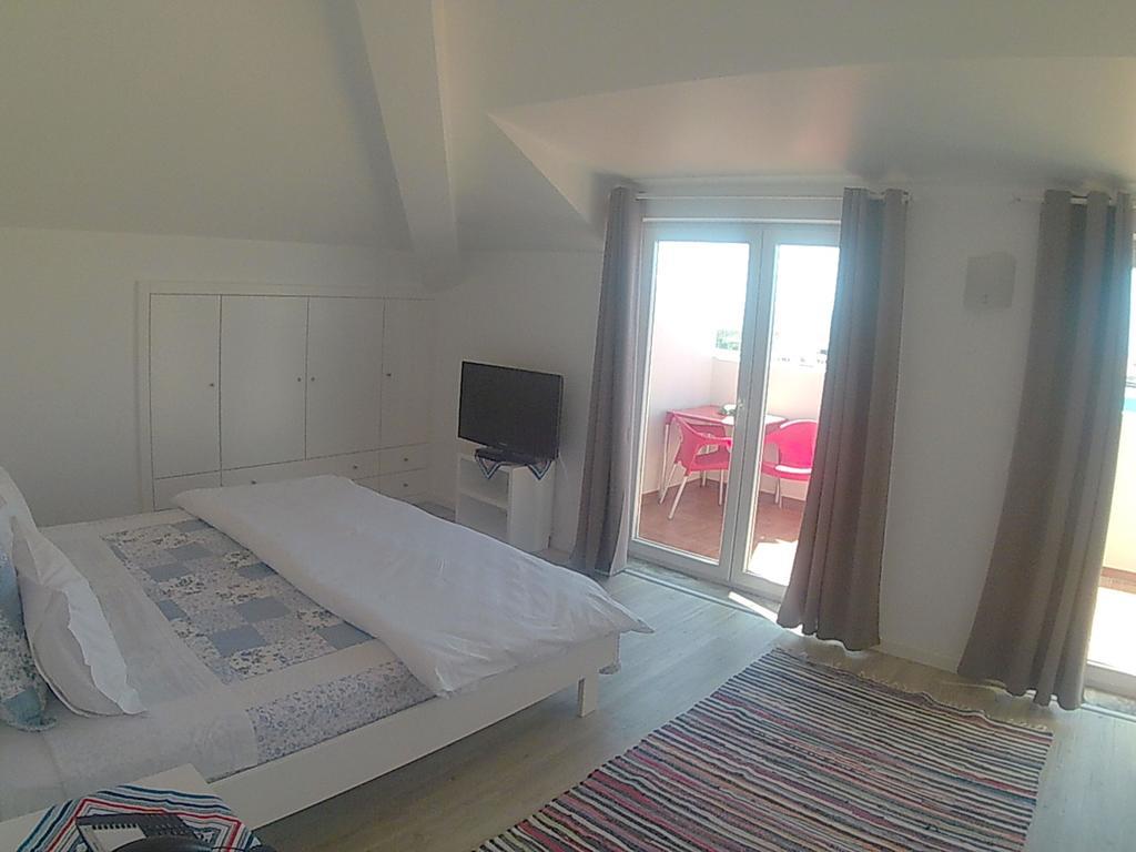 Quarto Familiar (2 Adultos + 2 Crianças até aos 14 anos)