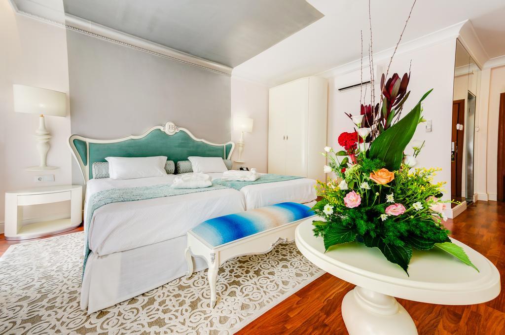 Quarto Superior com 2 Camas de Solteiro e Vista do Chiado