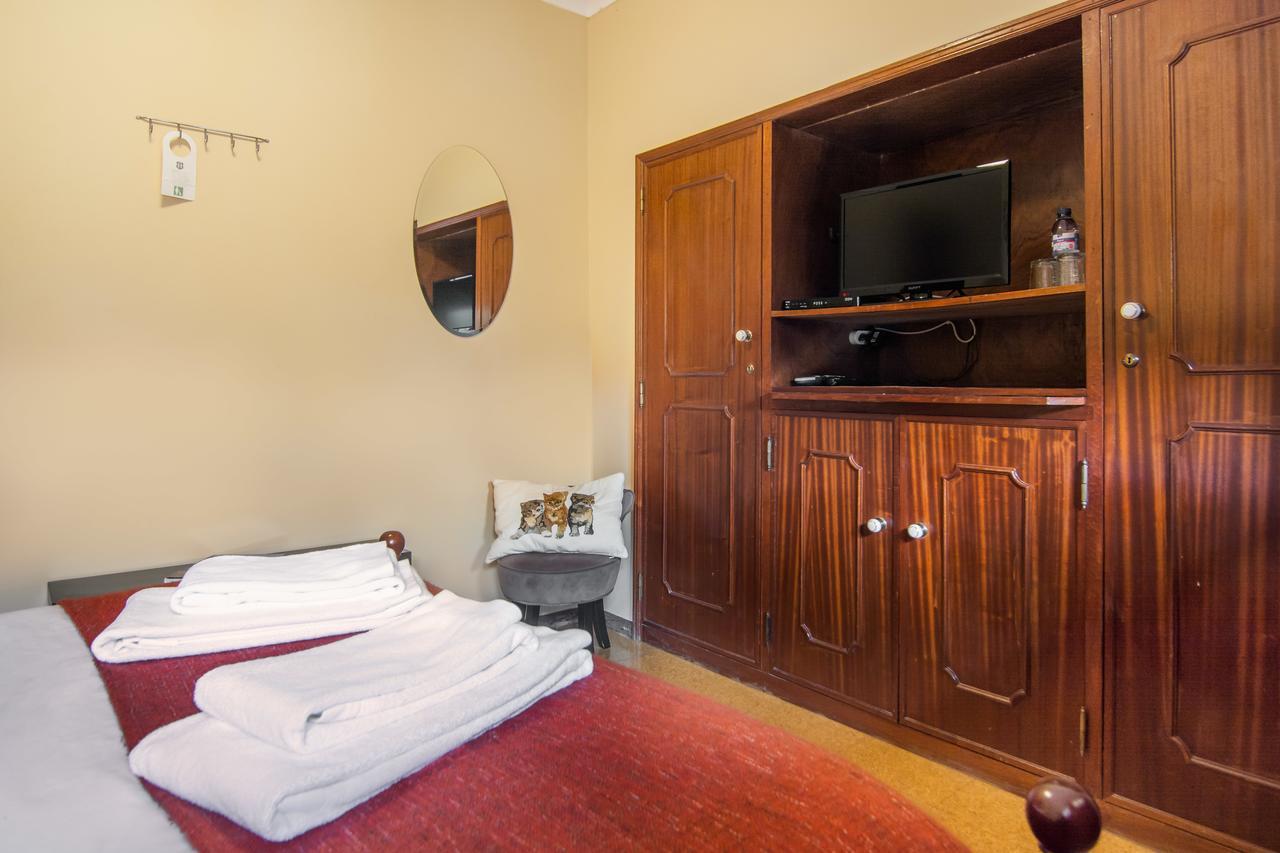 Quarto Duplo com Banheiro Externo