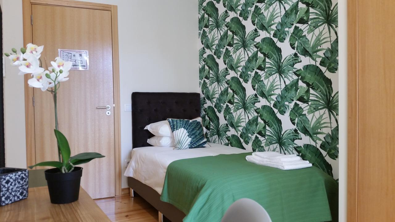 Single Room with Shared Bathroom,595703739:JPEG