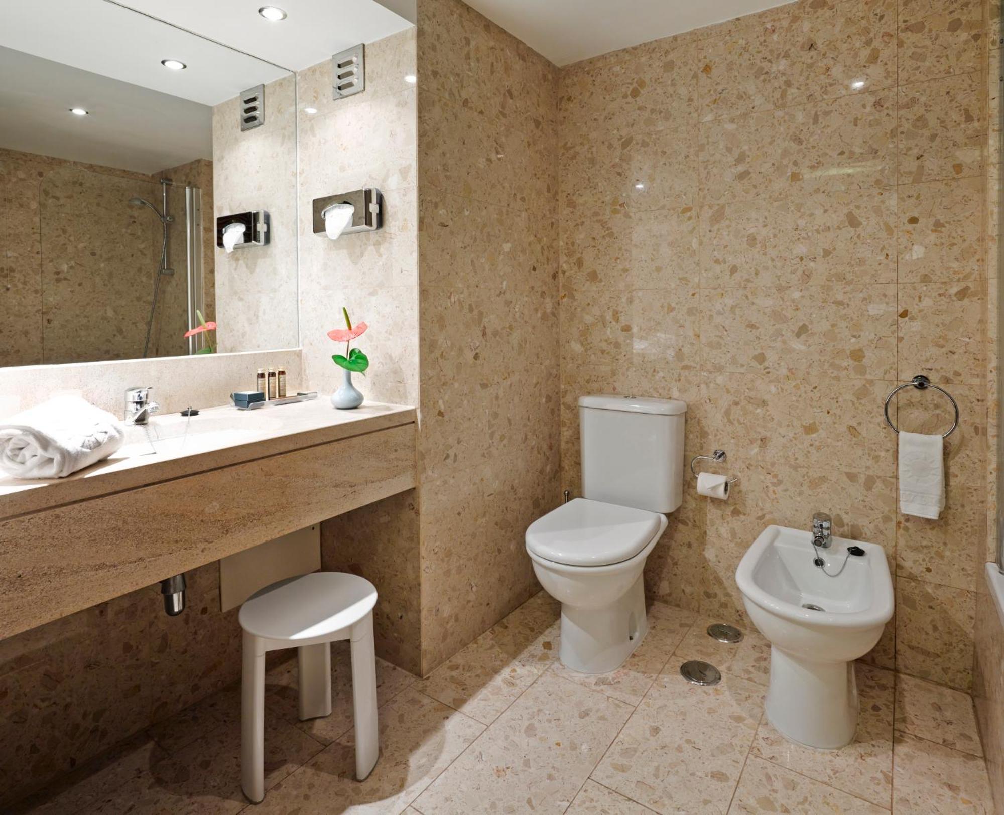 Superior Tweepersoonskamer met 2 Aparte Bedden, een Balkon en Uitzicht op Zee