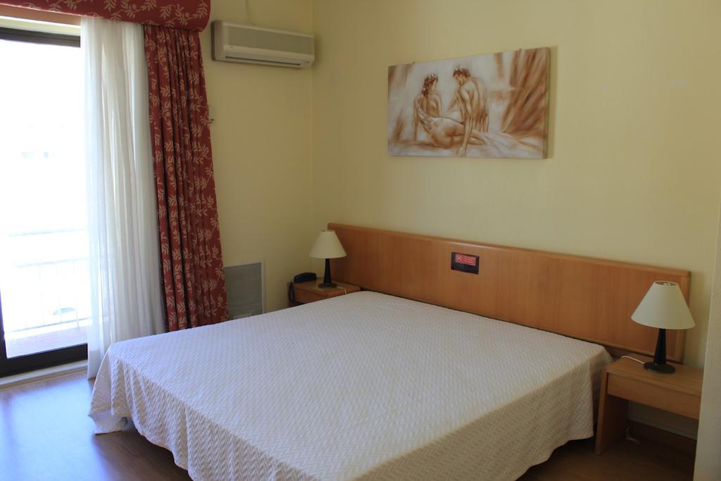Habitación Doble con cama supletoria (2 adultos + 1 niño)