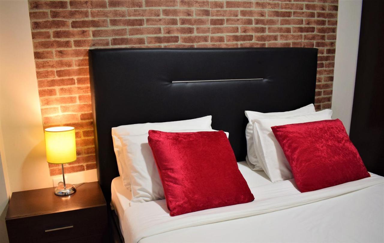 Mini Tweepersoonskamer met Gedeelde Badkamer