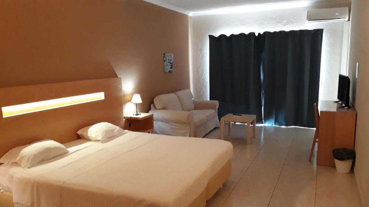 Doppel-/Zweibettzimmer mit Poolblick