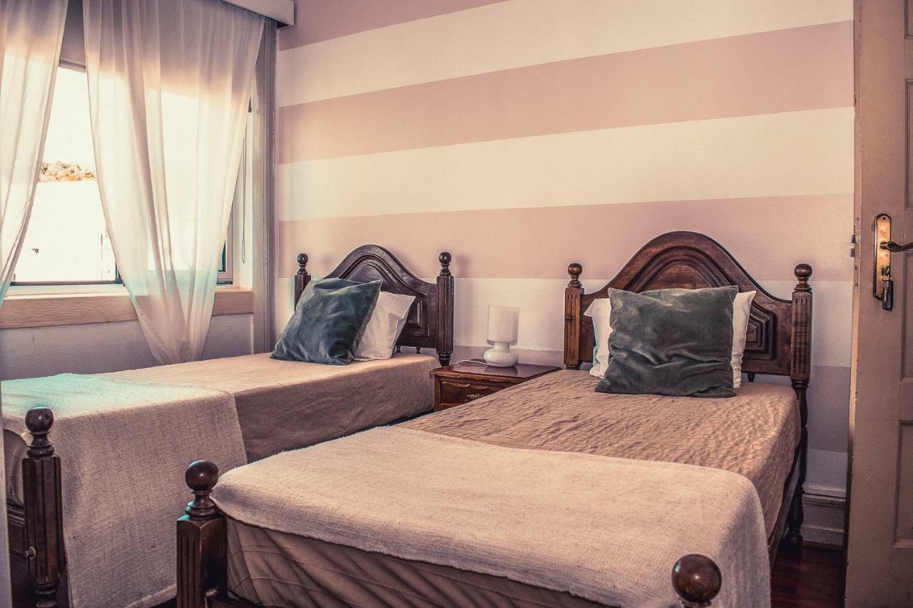 Tweepersoonskamer met 2 Aparte Bedden en Badkamer