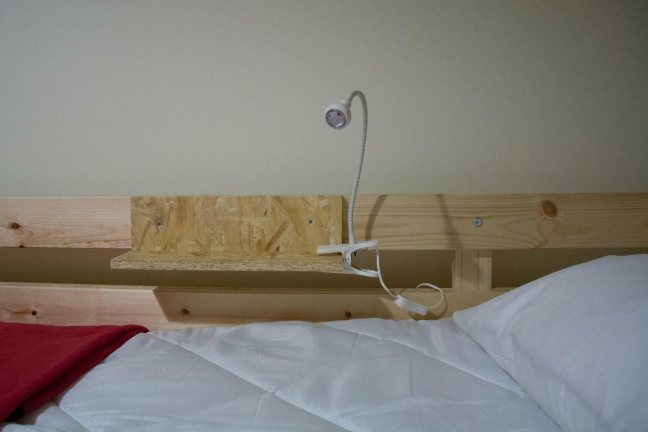 Cama num Dormitório Misto com 8 Camas