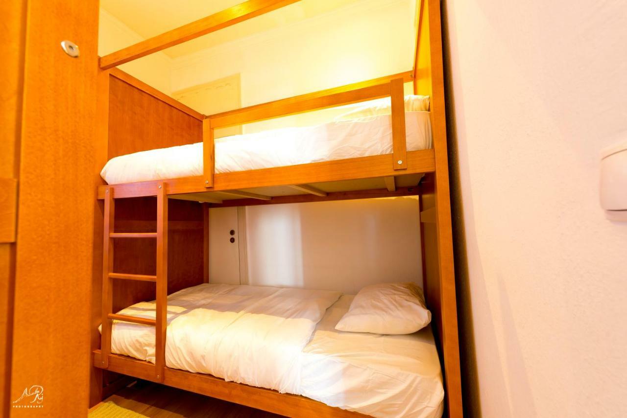 Cama en habitación femenina compartida de 4 camas