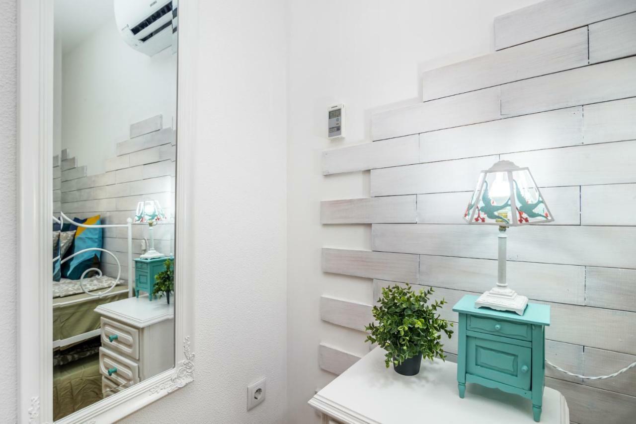 Quarto com 2 Camas de Solteiro e Banheiro Privativo Externo