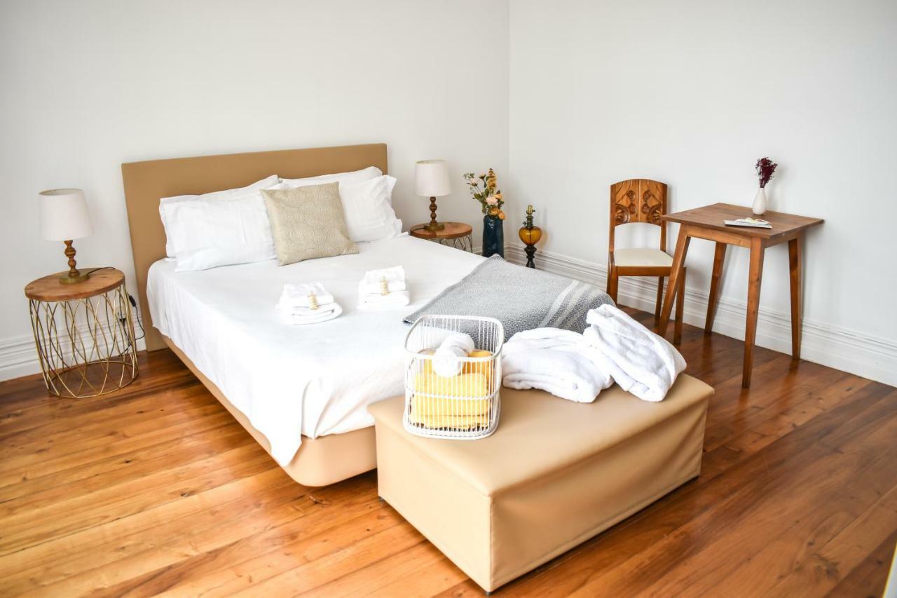 Quarto Duplo com Varanda e Casa de Banho Partilhada