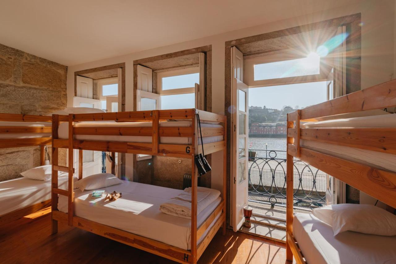 Bed 10-Bed Mixed Dormitory Room Private Bathroom River View