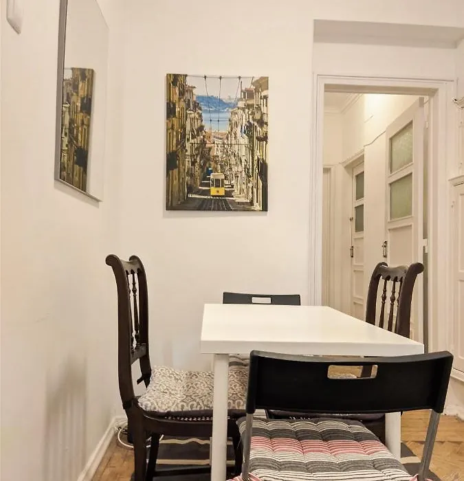 Charming D'Ourique 3-Bedroom Apartment With Private Balcony In Central Campo De Ourique, Lisbon-1