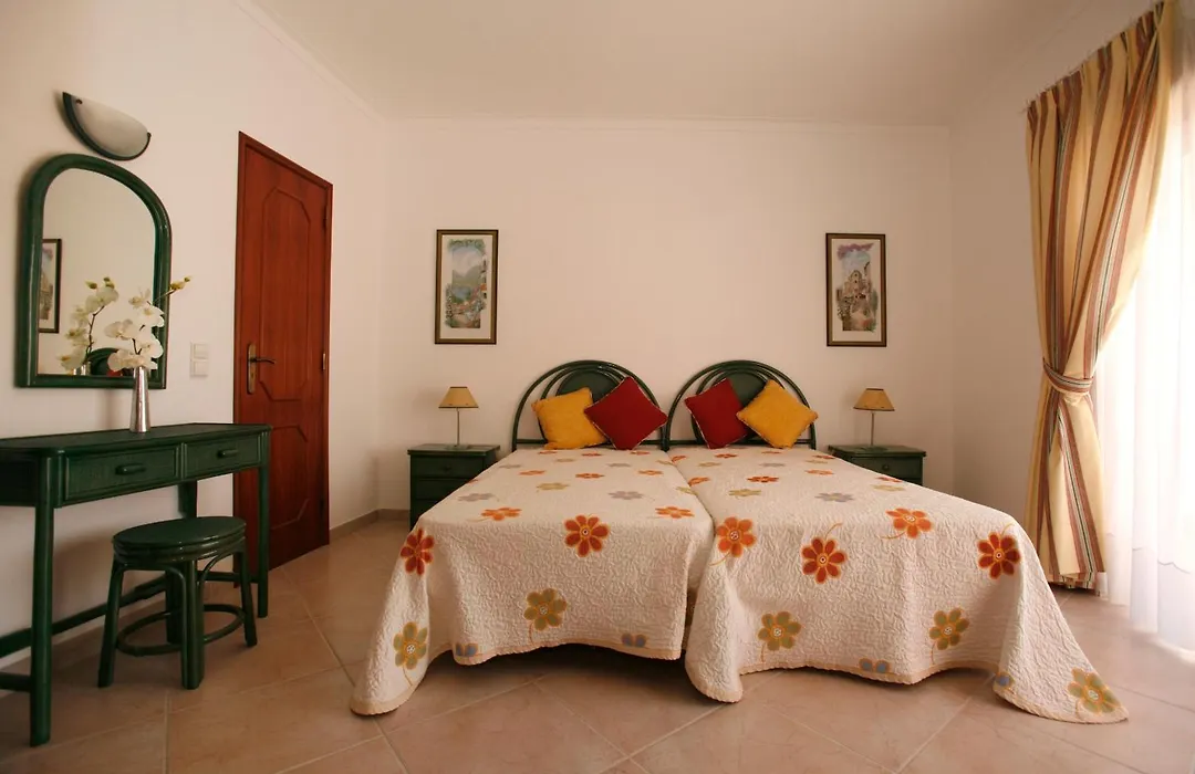 Apartamentos Coral Do Vau-1