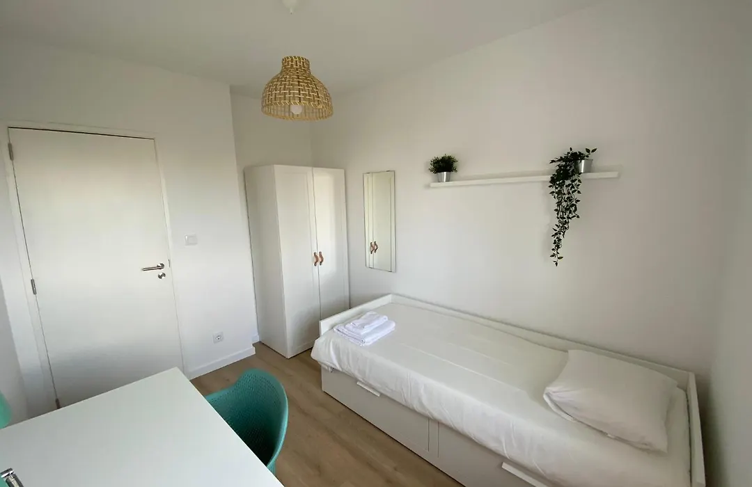 Carcavelos Beach & Nova Sbe Private Rooms In Shared Serviced Apartment 24-1