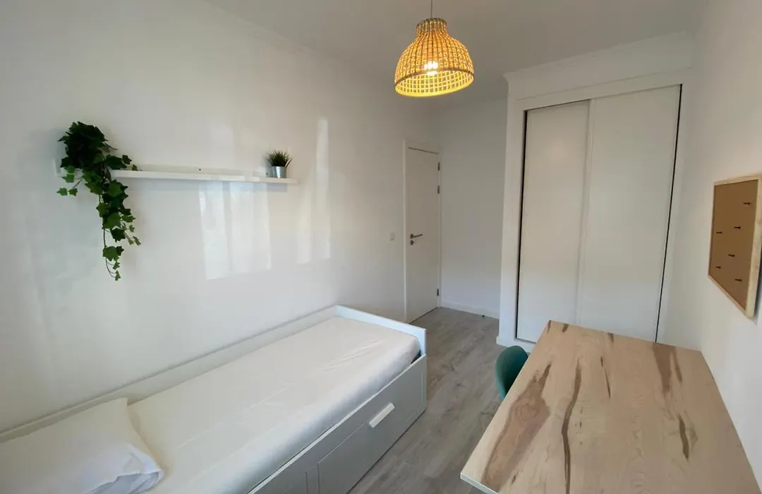 Carcavelos Beach & Nova Sbe Shared Serviced Apartment 3-1