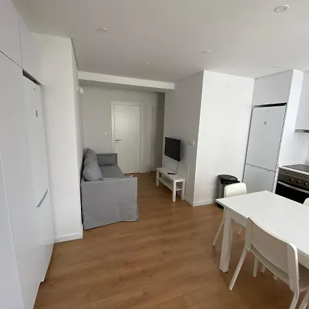 Carcavelos Beach Shared Serviced Apartment 11-2