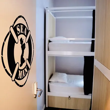 Gspot Hostels & Love Triangles Pizzeria-2