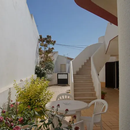 Apartamentos E Quartos Atalaia-2