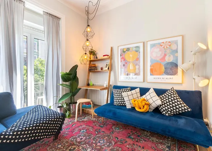 Bright City Center, 10M From Subway, 6 Rooms, Up To 20 Ppl Lisbon