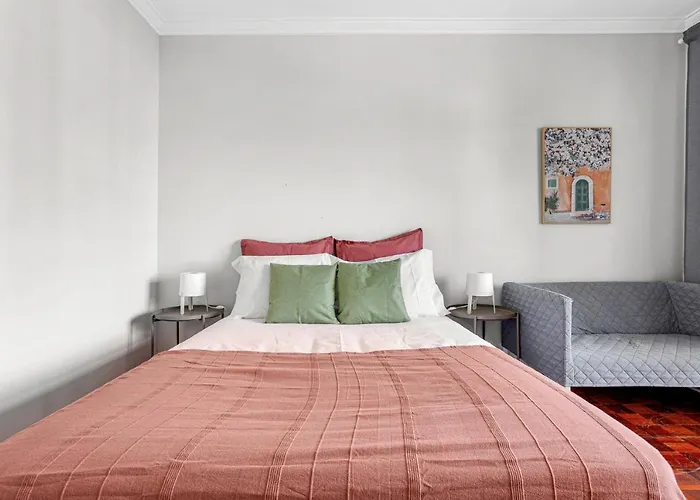 Wonderful Shared Apartment In Alfornelos - Near Metro! Lisboa
