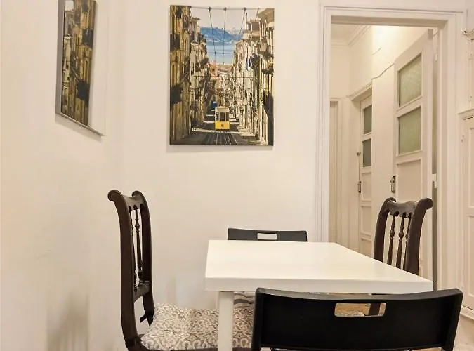 Charming D'Ourique 3-Bedroom Apartment With Private Balcony In Central Campo De Ourique, Lisbon Lisbona