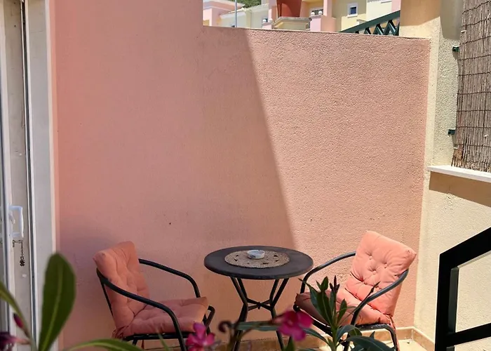 Cosy Room With Bathroom And Private Access Sesimbra
