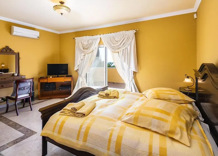 Villa Vale De Lapa, Amazing Sea Views, Heated Swimming Pool, Jacuzzi Carvoeiro 