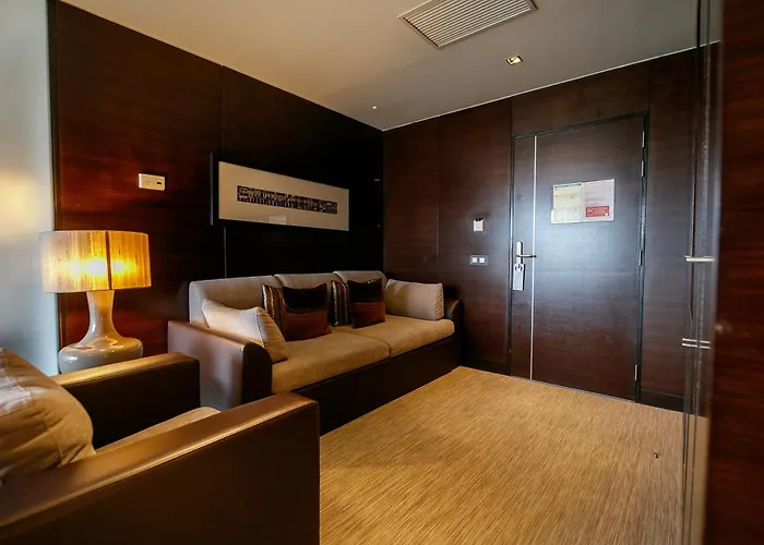 Porto hotels near Church of Saint Ildefonso